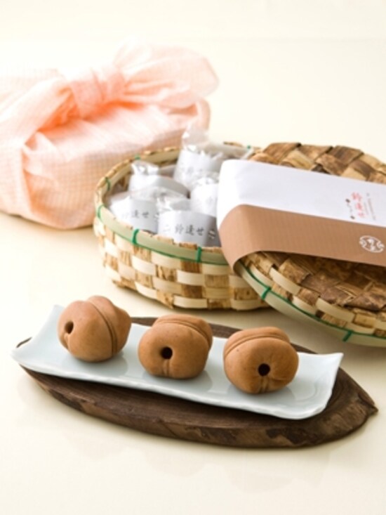 「銀座　甘楽」の「鈴逢せ◆ちょこあん◆」（1個200円）オニキスをイメージしたもの。
