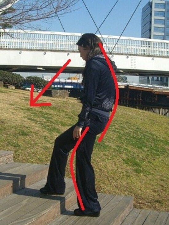 このような姿勢では体を痛めることも