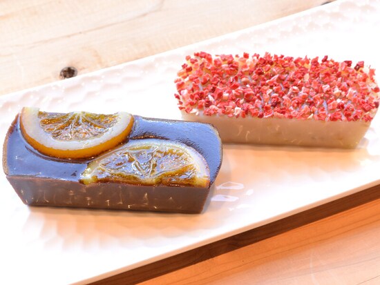 果実のチョコようかん（苺とホワイトチョコ、オレンジとカカオ）（各650円税込）（画像提供：香炉庵）