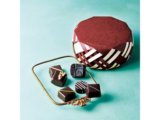 JEAN-MICHEL MORTREAU（ジャン＝ミッシェル・モルトロー）「パニエ・ドゥ・ショコラープティ・ドゥスールー」（6個入、2268円税込）……農園の生産技術や設備を支援し、素材はすべてオーガニックで、自然と共生しながら「世界でいちばんやさしいショコラ」をテーマに作り続けているブランド