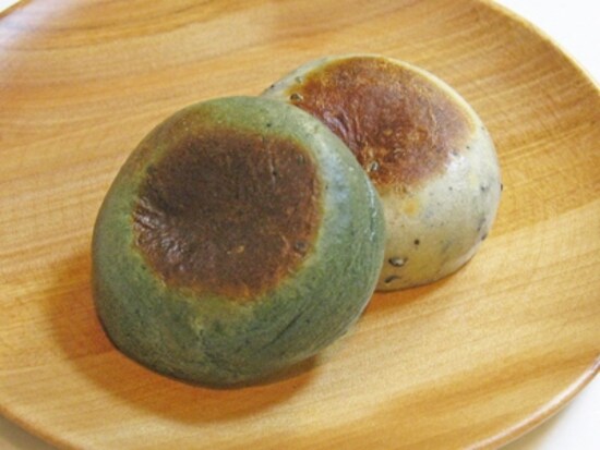 「おやき」（よもぎ・ごま1個各210円）　※季節限定「栗おやき」241円（9月～11月上旬）