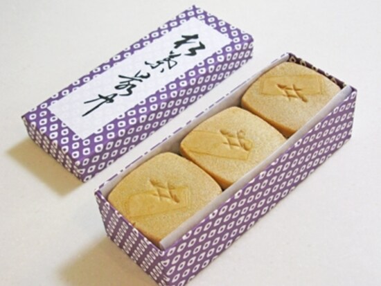 「松葉最中」（1個125円、進物用6個入870円～）。自然に寄り添うようにお菓子を作る同店。過剰な包装は環境に負担をかけるから、と個包装せず箱に納める。