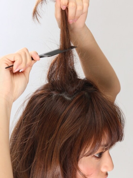 1髪の根元から中間に逆毛を立てる。しっかりと立てておくとボリューム調整がしやすい。