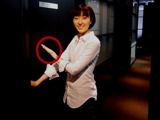 身体をお客様に向けて