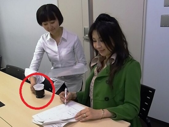 右側へそっと置きましょう