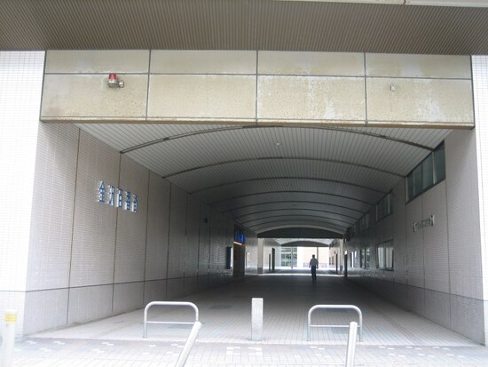 金沢駅の西口から高架下をくぐって東口へ