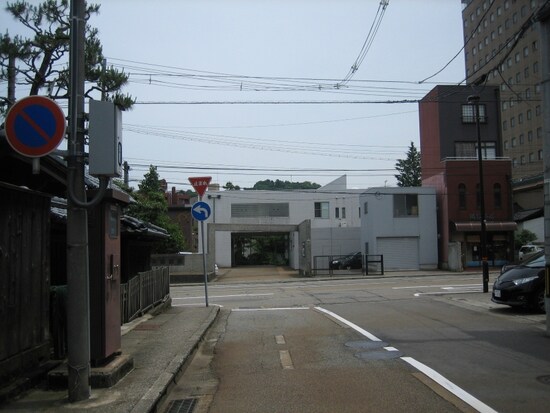 ひがし茶屋街付近につながる大通りにぶつかる