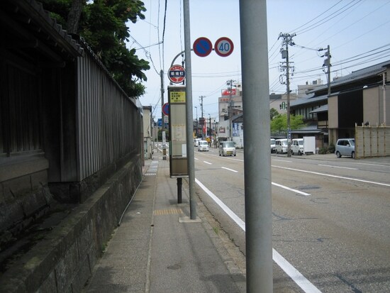 歩道も狭いし、歩道沿いも狭いし危険！
