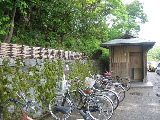 兼六園の駐輪場。左手が兼六園