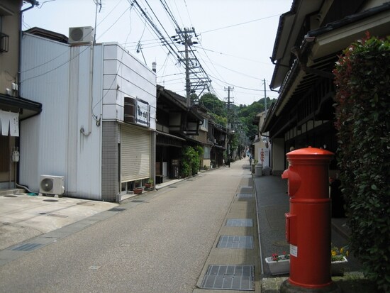 細い道に路地がたくさん