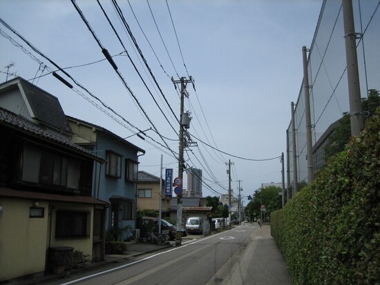 金沢駅前にあるレンガ色の背の高い建物が目印