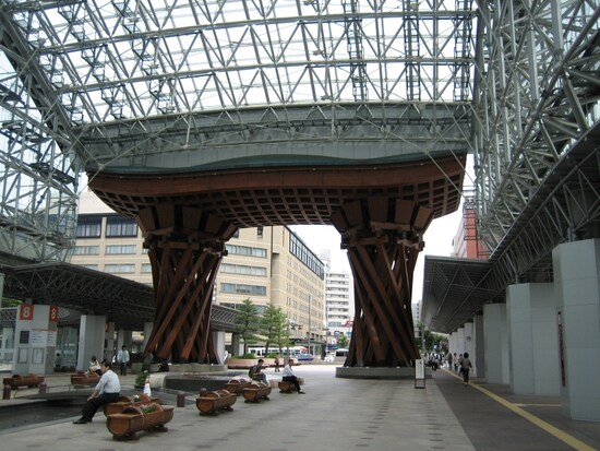 金沢駅東口にある鼓門