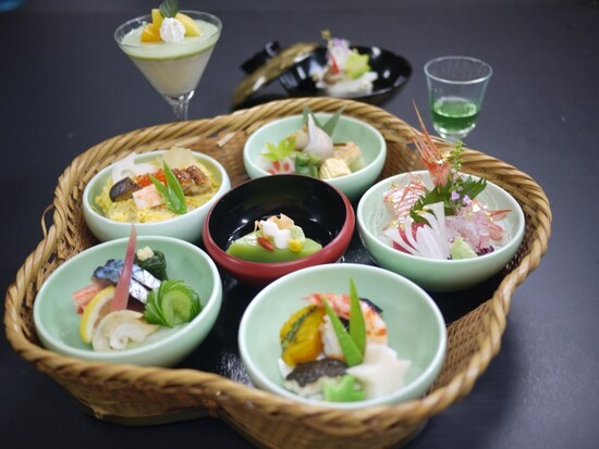 季節のまつ御膳。お造りや煮物、ちらしずしなど品数が豊富