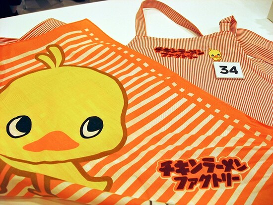 かわいいエプロンとバンダナ。ひよこちゃんバンダナはおみやげに持ち帰ることができます