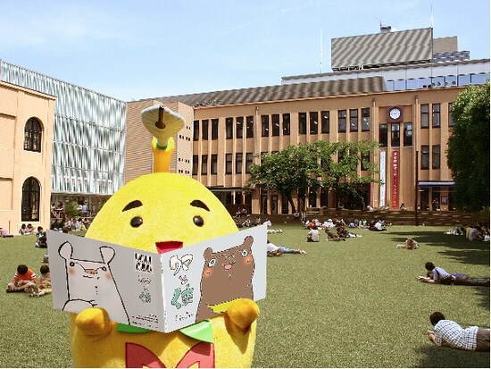 元小学校が美術館に 中央にいるのはマスコットキャラクター マミュー