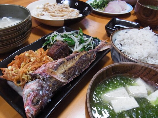 伊是名
