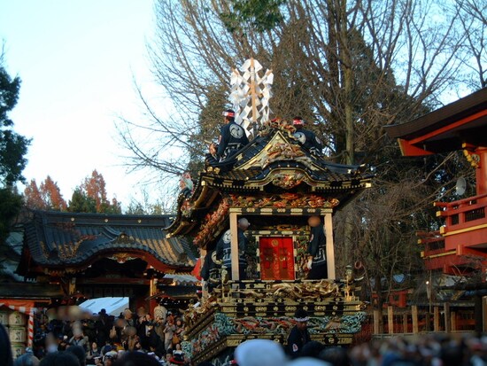 秩父夜祭（1）／秩父神社境内で披露される中近笠鉾