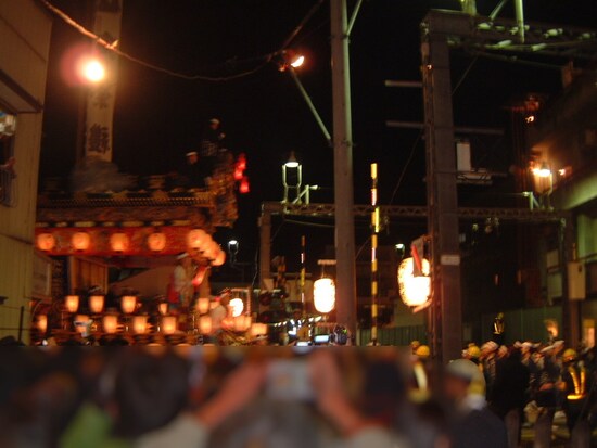 秩父夜祭（16）／秩父鉄道の踏切を渡る中町屋台