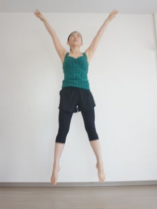 腕と脚を広げながらジャンプ