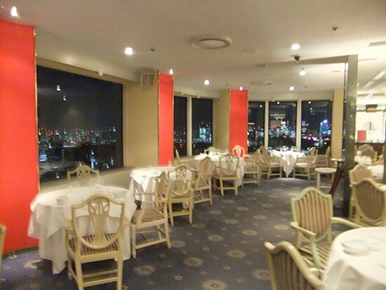 ダブルツリーを見渡せる美しい眺めの店内