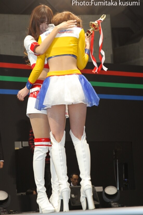 前回グランプリの美波千夏ちゃんと喜びを分かち合う立花サキちゃん