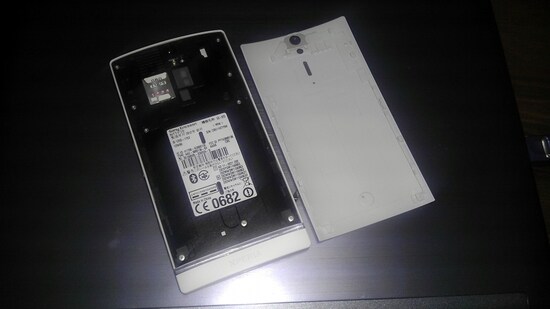 SIMはmicroSIM、バッテリーは内蔵型で、ユーザー交換はできない