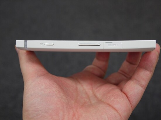 microHDMI端子、音量上下ボタン、カメラボタン