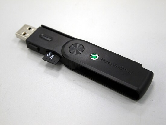 USBメモリ型のmicroSDリーダーは折りたたみ収納型で、本体にmicroUSBをセットする