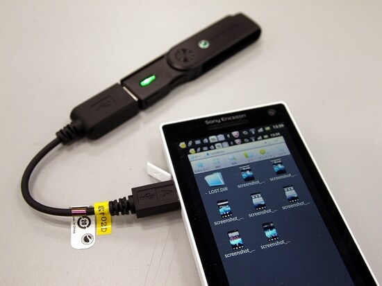 、USBメモリ型のmicroSDリーダーを接続すればXperia NX SO-02D本体からデータを書き出し、書き込みができる