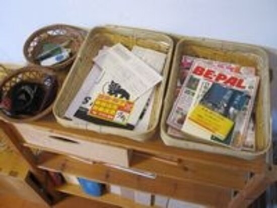 いつもついつい置いてしまう平面上を「カゴ」で埋め尽くし、今度は分類しながら入れていく