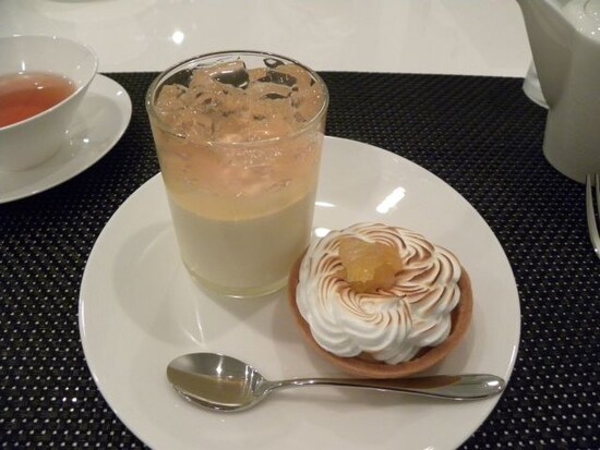 「アトリエ・コータ」のカウンターでデセールを待つ間、「グラスシャンパン」と「タルトシトロン」（340円）をいただきました。