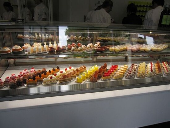 和泉シェフによる多彩なケーキが並ぶ「アステリスク」のショーケース