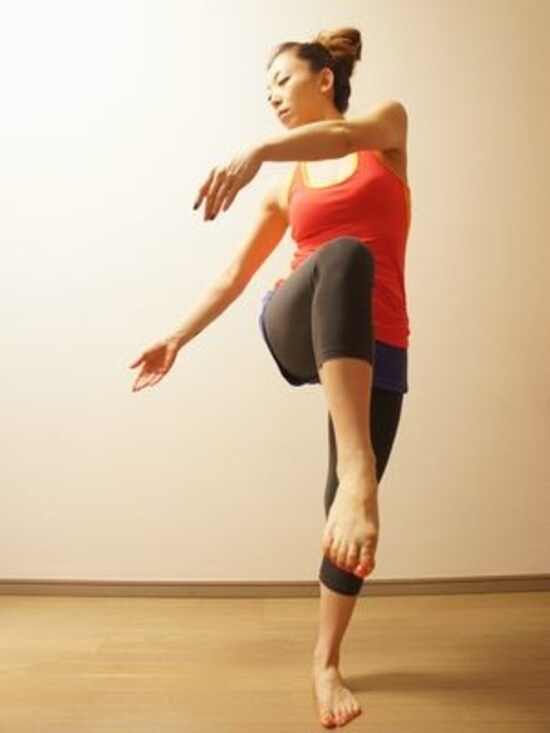 上半身を大きくねじるように！