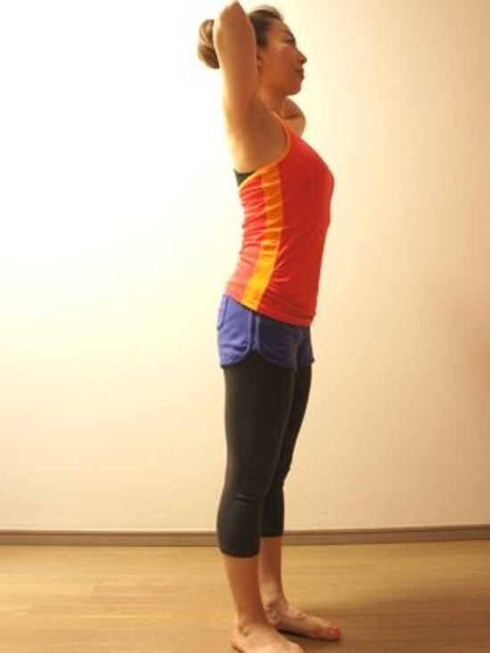 目線はやや斜め上に