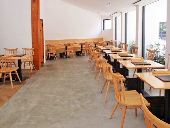 パンケーキリストランテは、ナチュラルな印象の明るい店内。パンケーキを食べながら、おしゃべりがはずみます