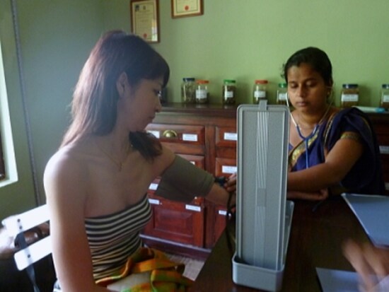 毎朝、脈拍を測り、トイレの回数や体調の変化を報告し、その日の施術内容が決まります。