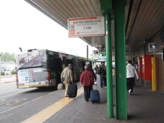 リナーテ空港からは市バスも運行。荷物が少なければ、こちらも便利