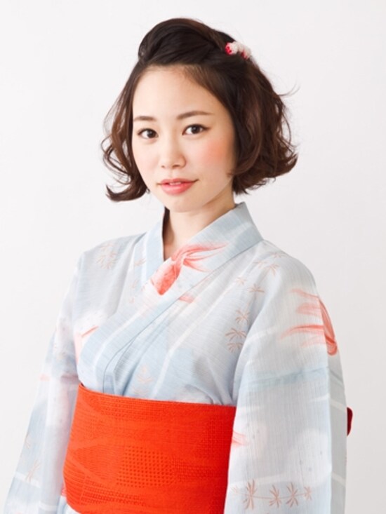 金魚柄の浴衣に赤い帯がキュート！