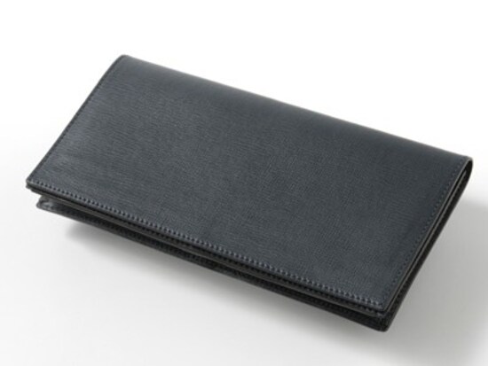 シンプルで薄手の長財布。スーツのジャケットから長財布を取り出して、お金を出すしぐさはやはりさまになります。カード類は収納できますが、コインケースに別に持ち歩かねばなりません。
