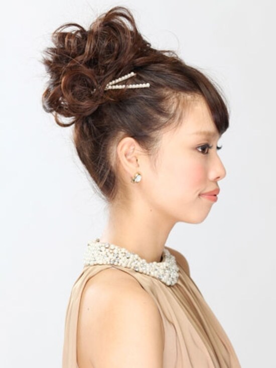 画像 2 高い位置で作るふわふわシニヨンヘアアレンジ ロング 結婚式 パーティーヘアアレンジ All About 画像 2 高い位置で作るふわふわシニヨンヘアアレンジ ロング 結婚式 パーティーヘアアレンジ All About