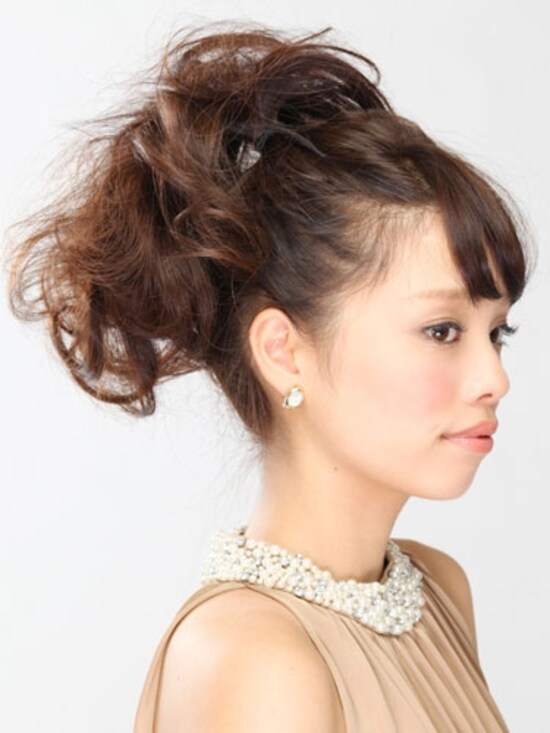画像 8 高い位置で作るふわふわシニヨンヘアアレンジ ロング 結婚式 パーティーヘアアレンジ All About