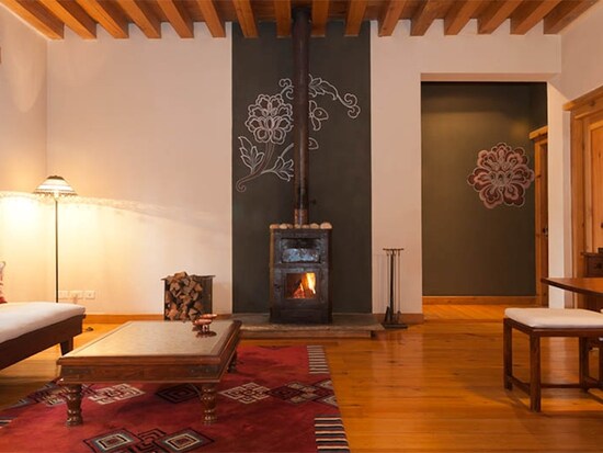 ブータン伝統の薪ストーブ「プカリ」