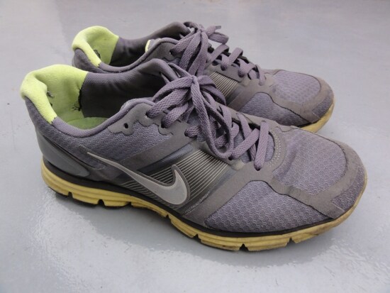 通気性抜群。降雨予想が少しでもあると履かない。長距離用。