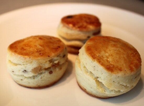 3種類のスコーンに4種類のジャムやクリームの組み合わせ。楽しさが広がります