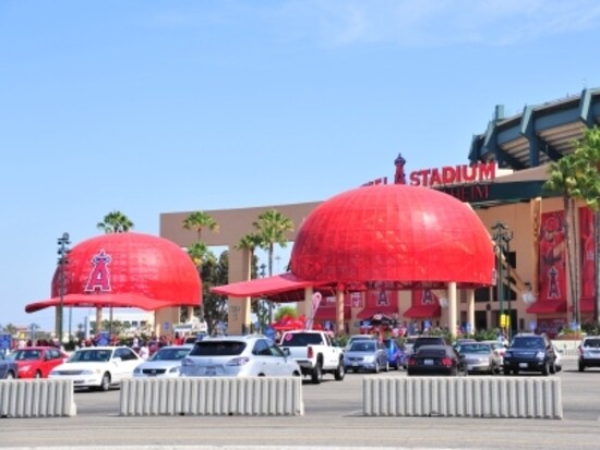 巨大野球帽がトレードマークのスタジアム