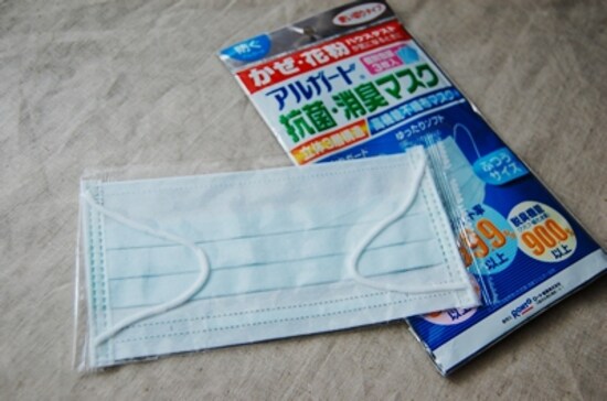 使い捨てのマスク