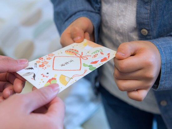 お年玉が、お餅からお金へ、子どもへあげる風習へと変わっていきます