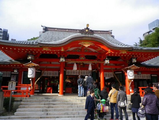 様式の立派な本殿