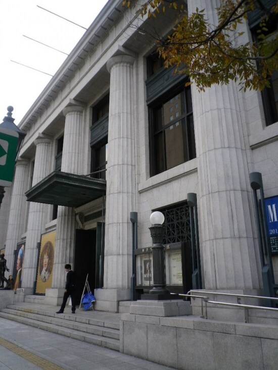 銀行の支店だった重厚な建物自体も文化庁の登録文化財に指定されています