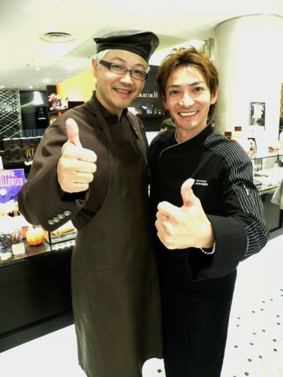 「ル ショコラ ドゥ アッシュ」の辻口博啓シェフと、チーフ・ショコラティエの若林繁シェフ